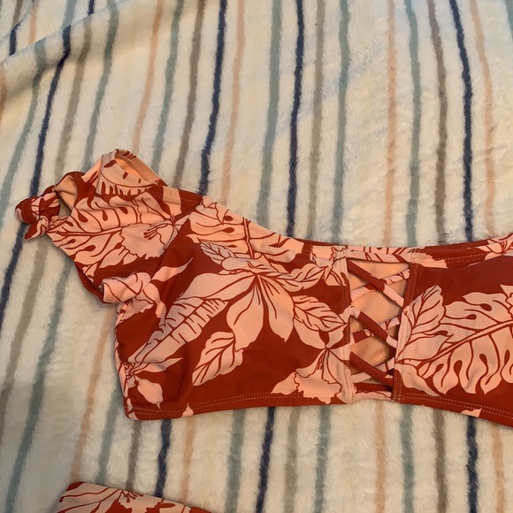 Bikini - Picture 2 of 5